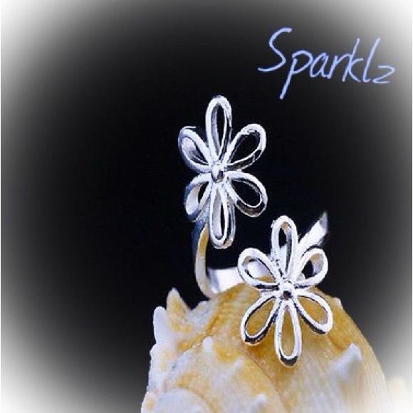 Cute silver plated openwork flower ring - Picture 2 of 2